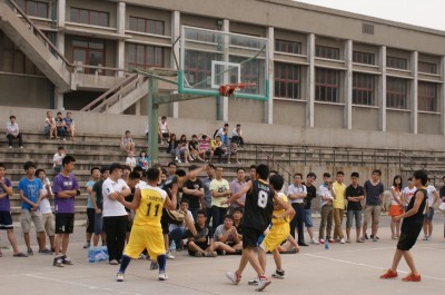 我院举行大学生篮球比赛