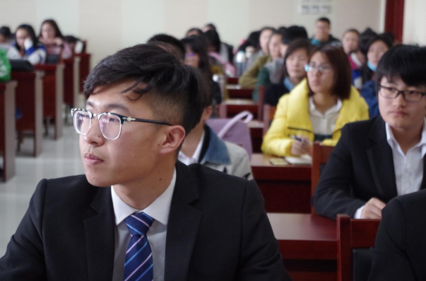 台湾世新大学张依依教授来我校举办 《公 关就是联结，怎样触动人心？》讲座