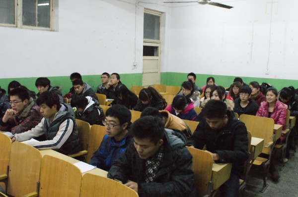 劳动关系学院学生党支部学习十八大精神